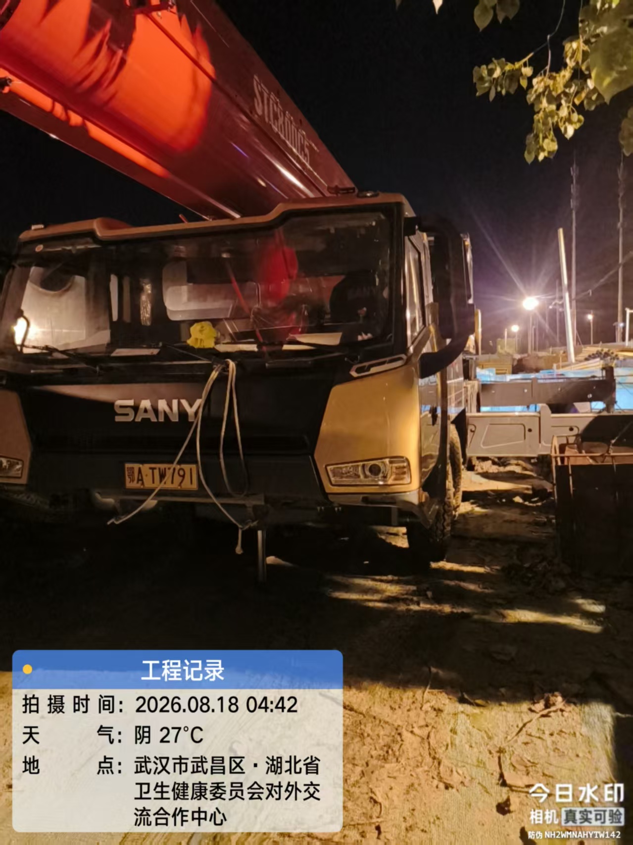武汉各种吨位吊车租赁现场车辆